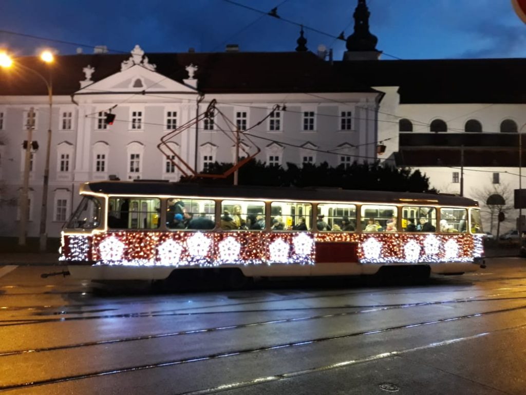 Vianočná električka na Moravskom námestí v Brne