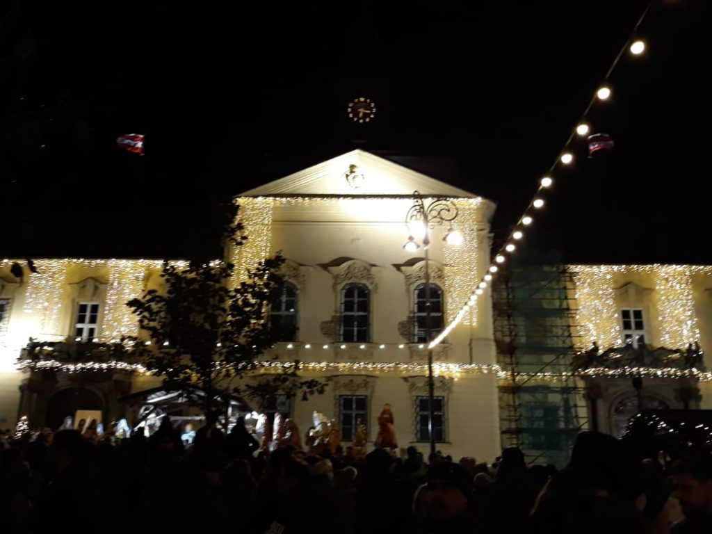 Pohľad na budovu Novej Radnice v Brne počas vianočných trhov