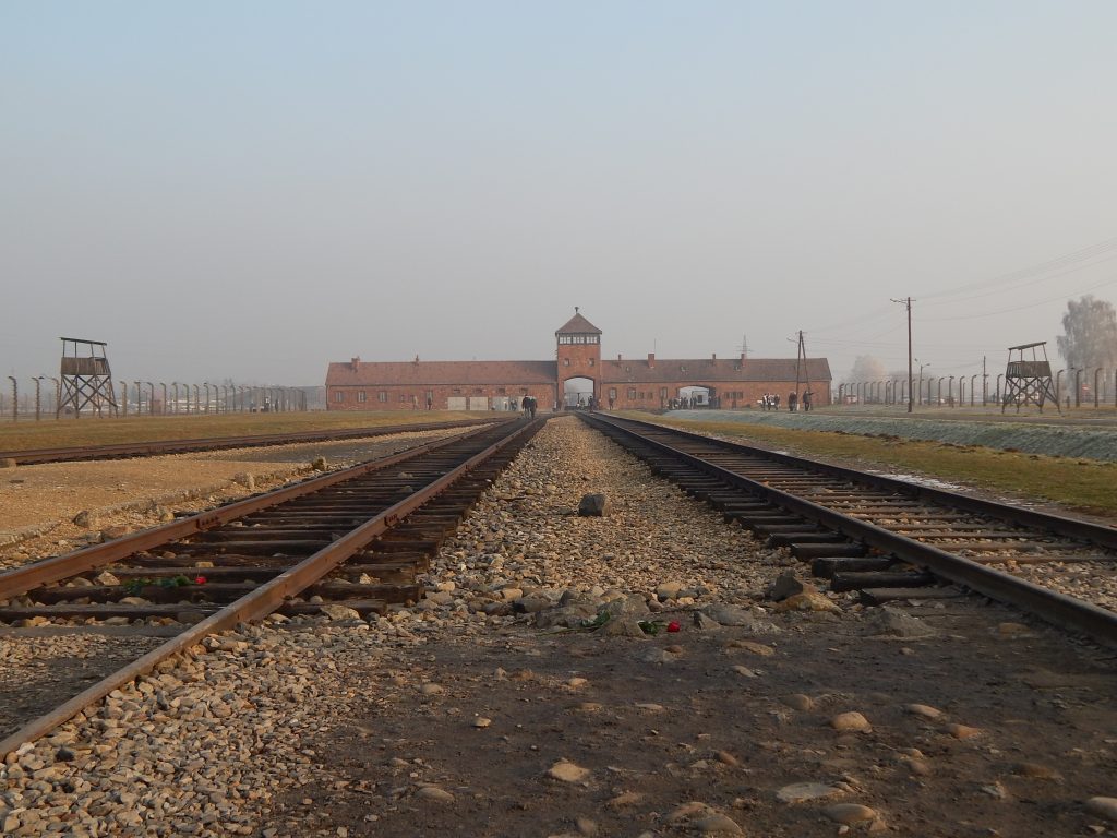 Miesto kadial privážali ľudí vo vlakoch do koncentračného tábora