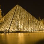 Osvetlená pyramída múzea Louvre