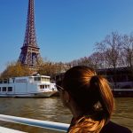 Eiffelova veža počas plavby na rieke Seine