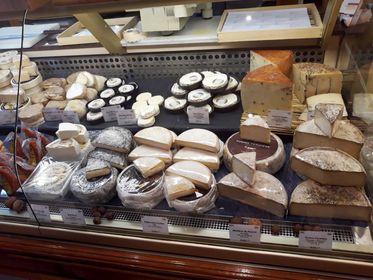 Široký výber francúzskych syrov v obchode